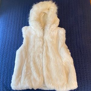 Cache faux-fur vest jacket w hood